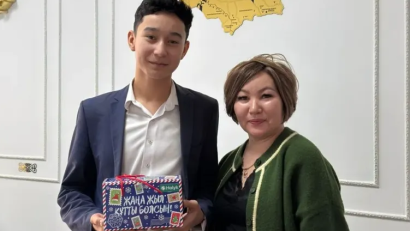 Ескі Жаңа жыл қарсаңында мектебімізде айтулы оқиға орын алды! Мектеп директоры С.Б. Қаратаева білім ордасының мақтанышына айналған белсенді оқушыларды салтанатты түрде марапаттады