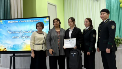 Солтүстік Қазақстан облысы Білім басқармасының тәрбие жұмысы бөліміның бас маманы Тұрлыбаева Замзагүл Болатқызы Экономикалық тергеп-тексеру департаментінің өкілдері бірге мектебімізге арнайы келіп, 10 «А» сынып оқушысы марапаттады