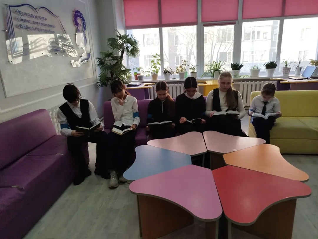 "Балалар кітапханасы" әлеуметтік жобасы аясында 2026 жылдың 29 қаңтарында мектеп кітапханасында «Сенің ең жақсы көмекшің сөздіктер, анықтамалықтар, энциклопедиялар» кітапхана кеші өтті